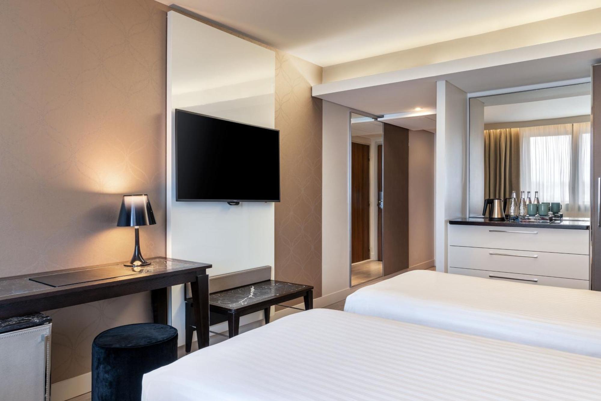 Hotel Ac Porte Maillot By Marriott 4*